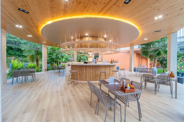 Poolside bar