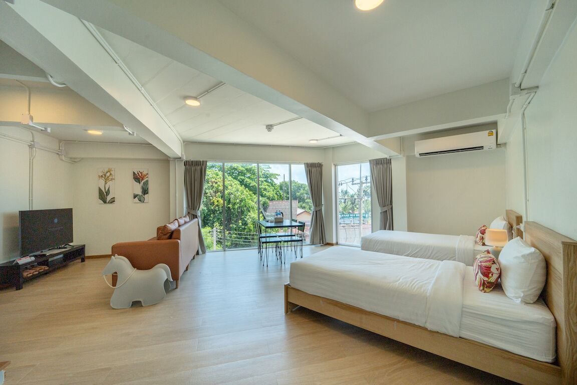 Ropa de cama hipoalergénica y caja de seguridad en la habitación 