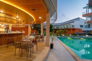 Una piscina al aire libre