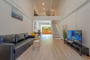 Duplex Triple Room | Allergivenligt sengetøj, pengeskab på værelset, lydisolering