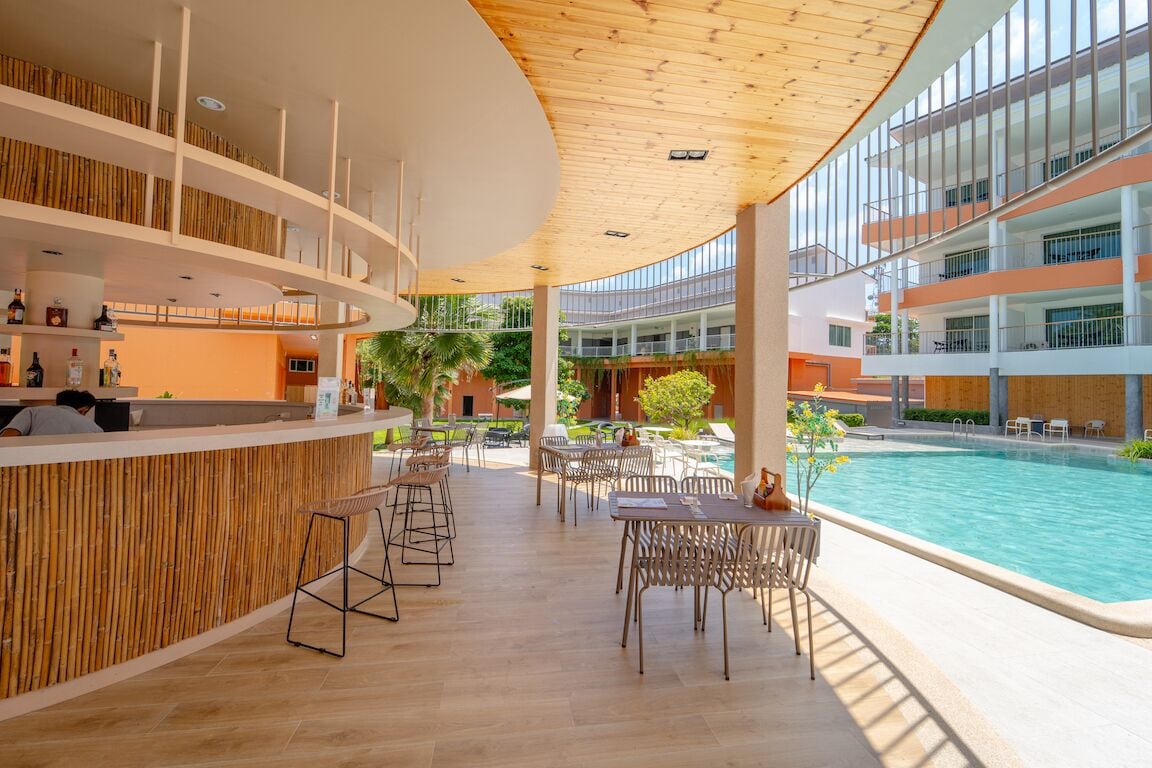 Quầy bar bên hồ bơi