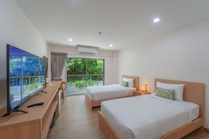 Ropa de cama hipoalergénica y caja de seguridad en la habitación 