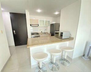 Appartement | Cuisine privée | Réfrigérateur grande capacité avec congélateur, four à micro-ondes