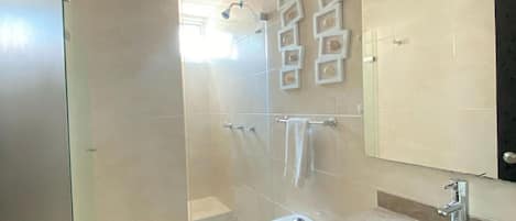 Apartment | Bathroom | Towels, soap, toilet paper