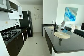Basic Apartment | Private kitchen | Full-size fridge, microwave, cookware/dishes/utensils - Apartamentos Neos - Cerca al Mar by SOHO (Santa Marta)