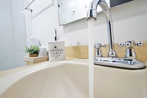 Apartamento básico | Banheiro | Toalhas de banho, sabonete, papel higiênico