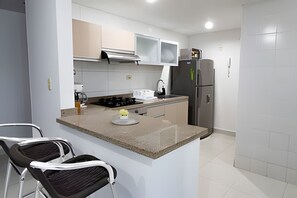 Apartment | Private kitchen | Full-sized fridge, microwave, cookware/dishes/utensils - Apartamentos Neos - Cerca al Mar by SOHO (Santa Marta)