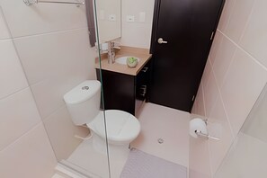 Appartement | Salle de bain | Serviettes fournies, savon, papier toilette