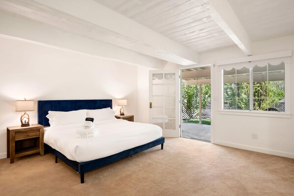 3 chambres, bureau, fer et planche à repasser, lit de bébé portatif