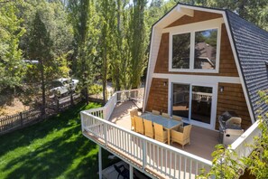 Outdoor dining - Scout's Lakehouse | Private Spa! by Colby & Conrad (Lake Arrowhead)