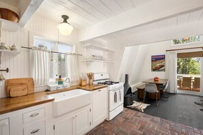 Frigorífico, horno, placa de cocina y cafetera o tetera