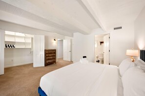 3 bedrooms, desk, iron/ironing board, travel cot
