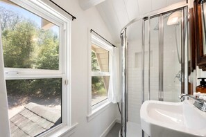 Douche, sèche-cheveux, serviettes fournies, shampoing