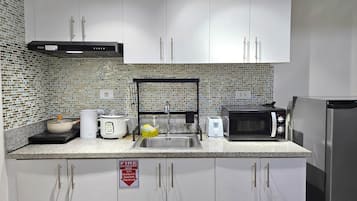 Frigorífico, microondas, placa de cocina y hervidor eléctrico