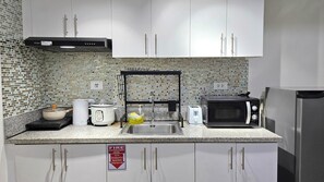 Frigorífico, microondas, placa de cocina y hervidor eléctrico