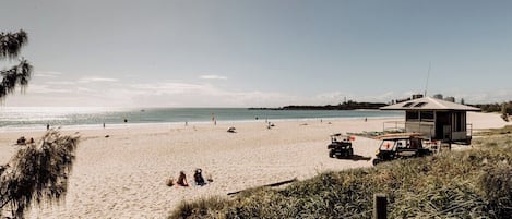 På stranden