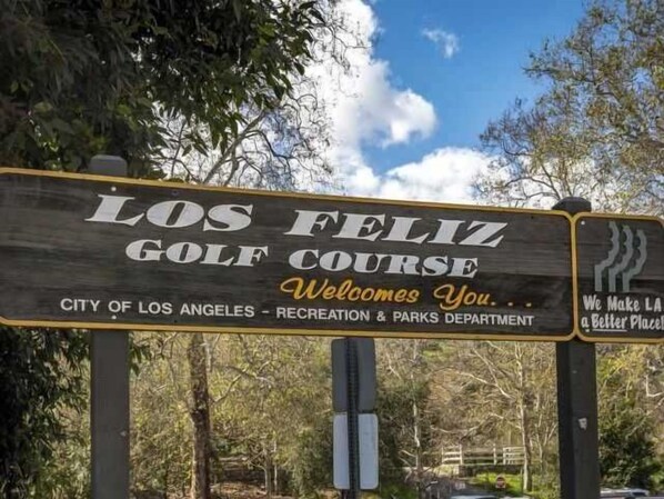 Un panneau indiquant le parcours de golf de Los Feliz, accueillant les visiteurs et mentionnant la ville de Los Angeles et son service des loisirs et des parcs.