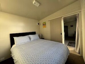 1 habitación, escritorio, tabla de planchar con plancha y wifi gratis