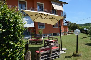 Terrace/patio - Apartment in Private Villa with large outdoor garden, swimming pool and parch (Masero)