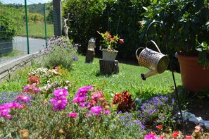 Property grounds - Apartment in Private Villa with large outdoor garden, swimming pool and parch (Masero)