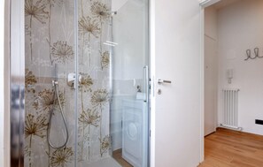 Shower, hair dryer - Pet friendly apartment in Lavagna with WiFi (Lavagna)