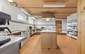 Een koelkast, een kookplaat, een vaatwasser