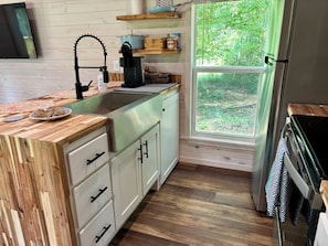 Frigorífico, microondas, horno y placa de cocina