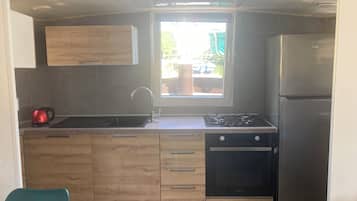 Refrigerador, placa de cocina, tetera/pava eléctrica