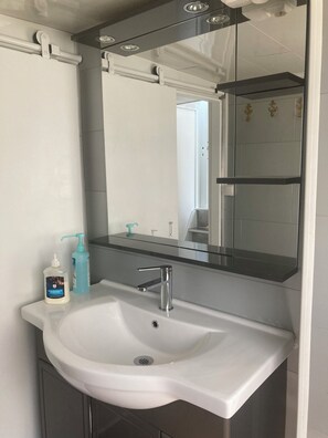 Hair dryer, towels, soap, toilet paper - Péniche Marie-lou (Venette)