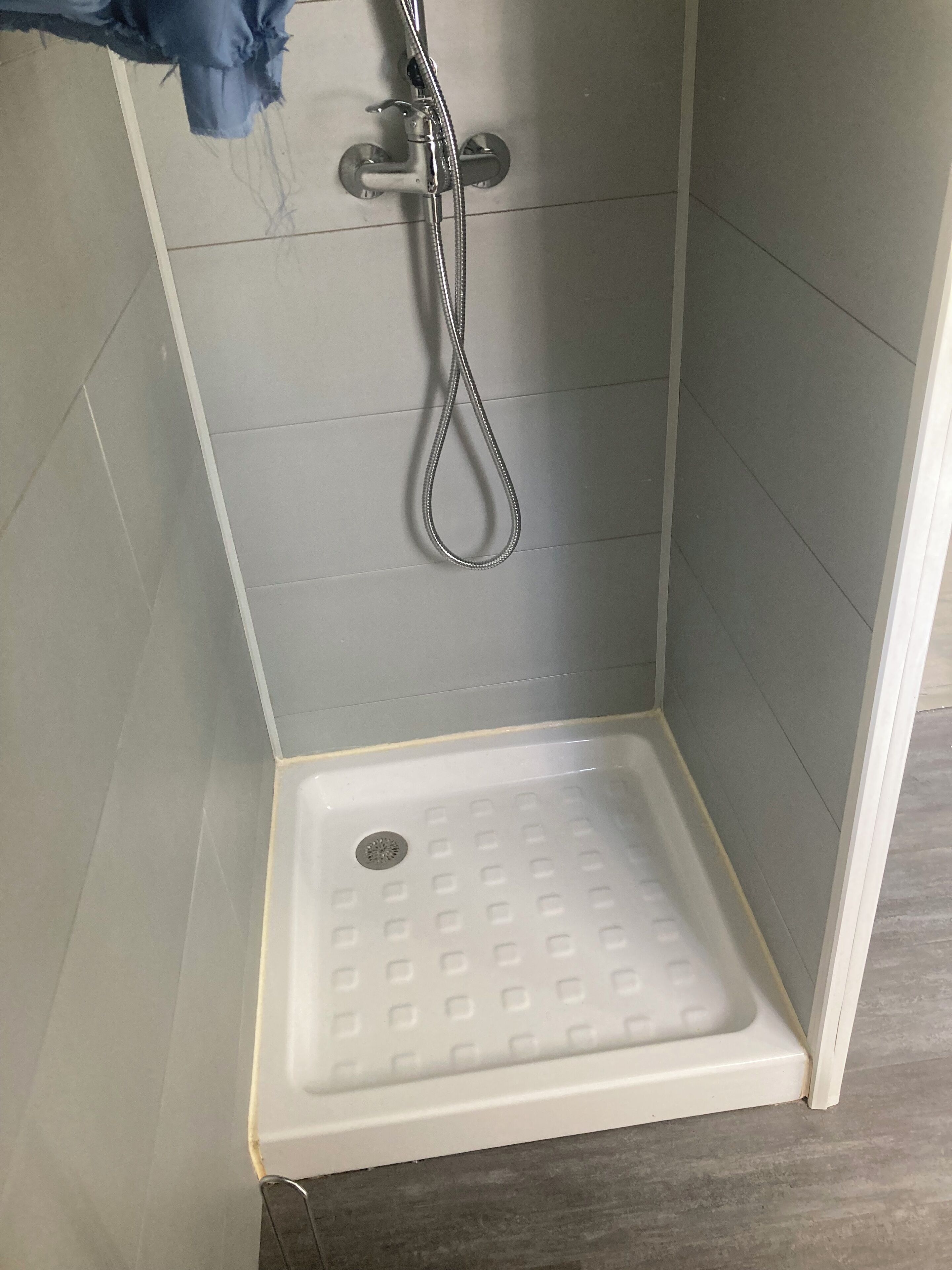 Hårtork, handdukar, tvål och toalettpapper