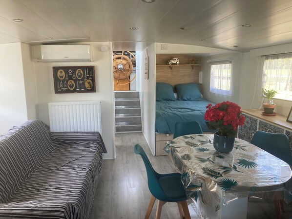 1 bedroom, iron/ironing board, WiFi, bed sheets - Péniche Marie-lou (Venette)