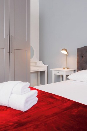 1 bedroom - Two Bedroom Apartment (Roma)