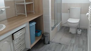 A modern bathroom with a shower, toilet, and sink. - Maison de Vacances Pour 2 Personnes. Animal Accepté - Plage-mer 10 min (Grues)