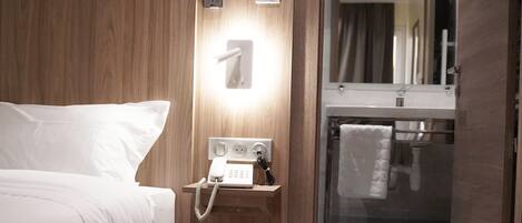 Single Room | Desk, laptop workspace, soundproofing, iron/ironing board