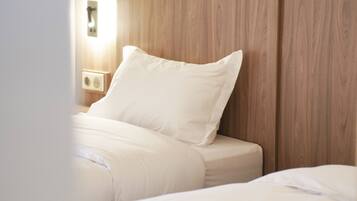 Chambre avec lits jumeaux | Bureau, espace de travail pour ordinateur portable