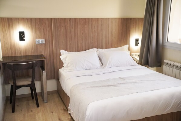 Double Room | Desk, laptop workspace, soundproofing, iron/ironing board - STAR INN (Algiers)