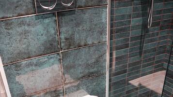 Standard Single Room | Bathroom | Shower, towels, soap, shampoo