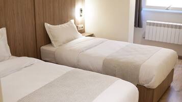 Chambre avec lits jumeaux | Bureau, espace de travail pour ordinateur portable