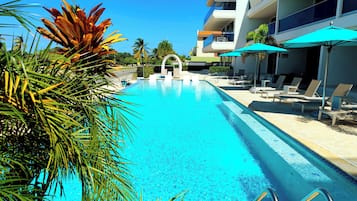 Een buitenzwembad, een verwarmd zwembad