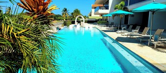 Gorgeous Eagle Beach 4-bedroom Condo with surround balcony and fitness room