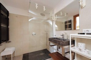 Apartment | Bathroom | Shower, rainfall showerhead, hair dryer, bidet - Flatinrome Spanish Steps 2 (Rome)