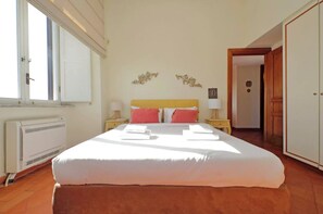 Apartment | 2 Schlafzimmer, Schreibtisch, laptopgeeigneter Arbeitsplatz