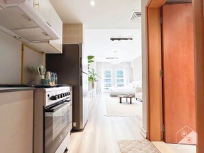 Jääkaappi, mikroaaltouuni, uuni, liesi