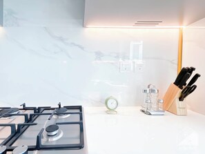 Appartement (1 Bedroom) | Cuisine privée | Réfrigérateur, micro-ondes, four, plaque de cuisson