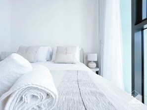Appartement (1 Bedroom) | 1 chambre, fer et planche à repasser, draps fournis