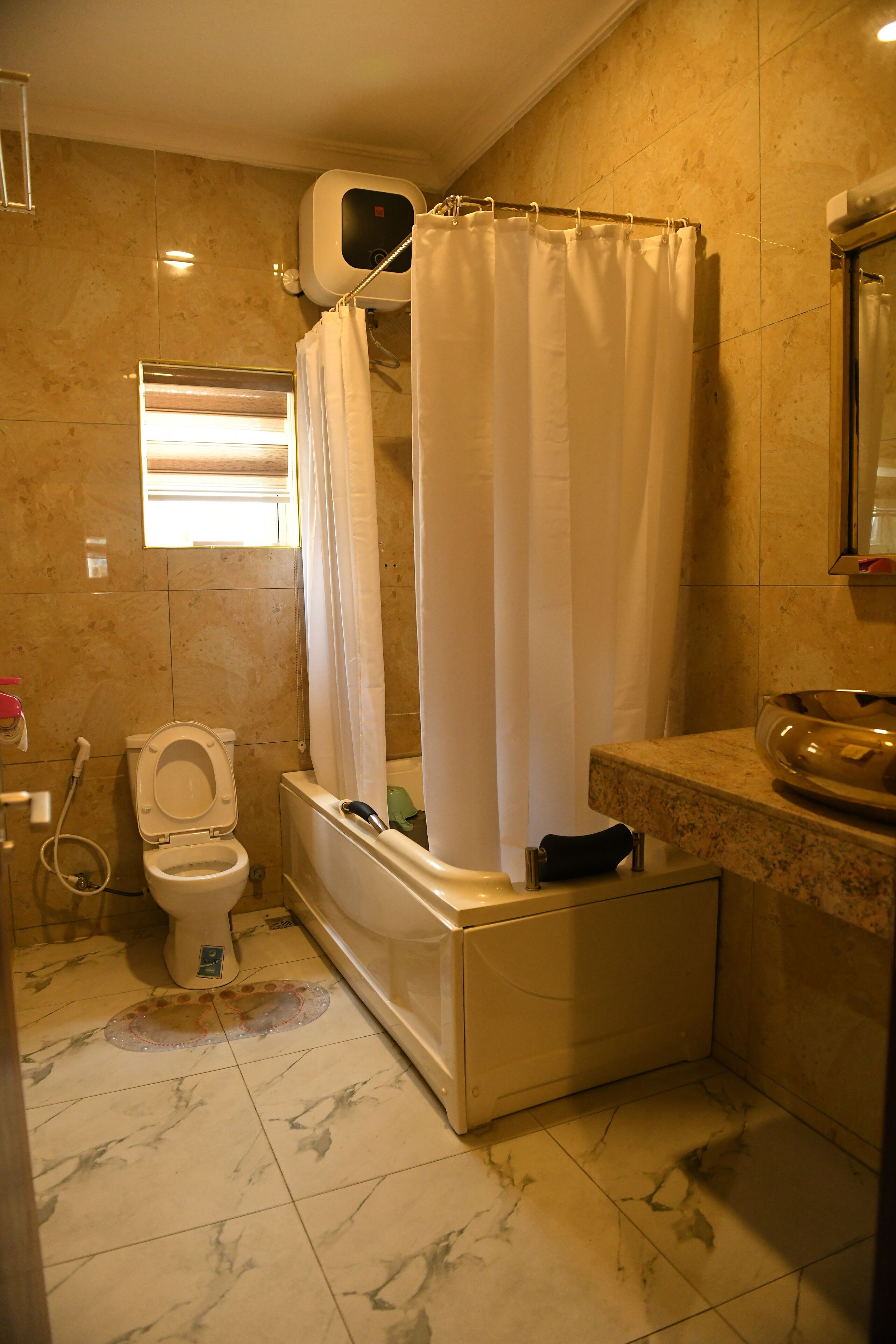 Un baño con inodoro, ducha y lavabo.