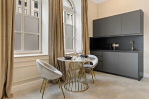 Dining - NEW | LUXUS Suite | Kingbed | Netflix | Center (Augsburg)