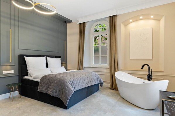 1 bedroom, desk, WiFi