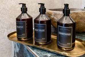 Haartrockner, Handtücher, Seife, Shampoo
