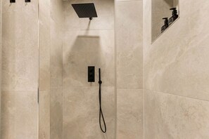 Haartrockner, Handtücher, Seife, Shampoo